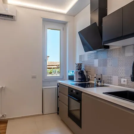Vittoria Quarter Modern